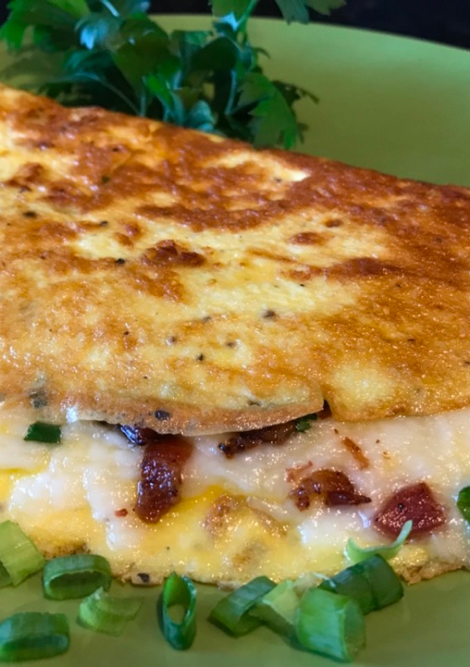 Una foto de Omelette con Tocino Crujiente, Vegetales y Queso Mozzarella