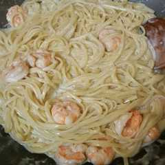 Una foto de Lingüini en crema de camarones