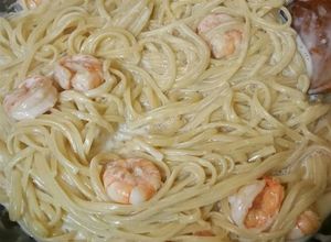 Una foto de Lingüini en crema de camarones