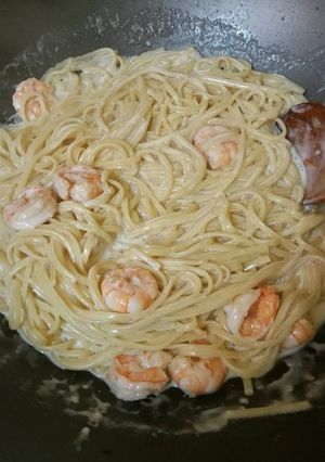 Una foto de Lingüini en crema de camarones
