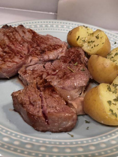 Una foto de Chuletón de ternera a la plancha con patatas