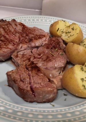Una foto de Chuletón de ternera a la plancha con patatas