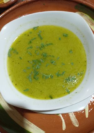Una foto de Consomé verde de pollo