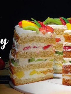 Una foto de Naked Cake - Tarta desnuda de frutas y chantilly con mascarpone