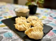 Una foto de cocer gyozas