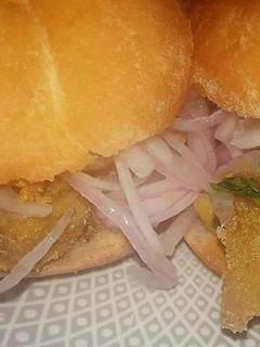 Una foto de Pan con chicharrón de pescado a lo Carmelita