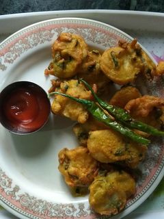 बेसन आलू पकोड़ा (besan aloo pakoda recipe in Hindi) रेसिपी मुख्य फोटो