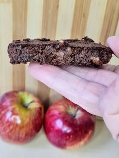 Una foto de Brownie saludable (otro) con manzana sin azúcares agregados ni harina 🍎 🍎 🍎 solo 3 ingredientes