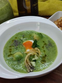 Una foto de Gazpacho de pepino y aguacate