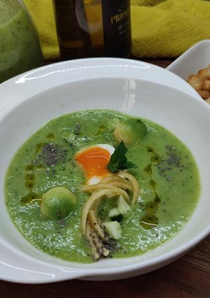 Una foto de Gazpacho de pepino y aguacate