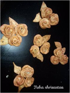 गुलाब फूल मठरी (Rose flower mathri recipe in hindi) रेसिपी मुख्य फोटो