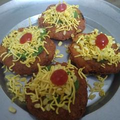 A picture of Aloo tikki chat.