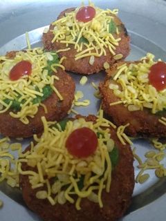 A picture of Aloo tikki chat.