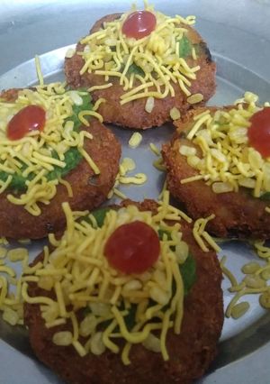 A picture of Aloo tikki chat.