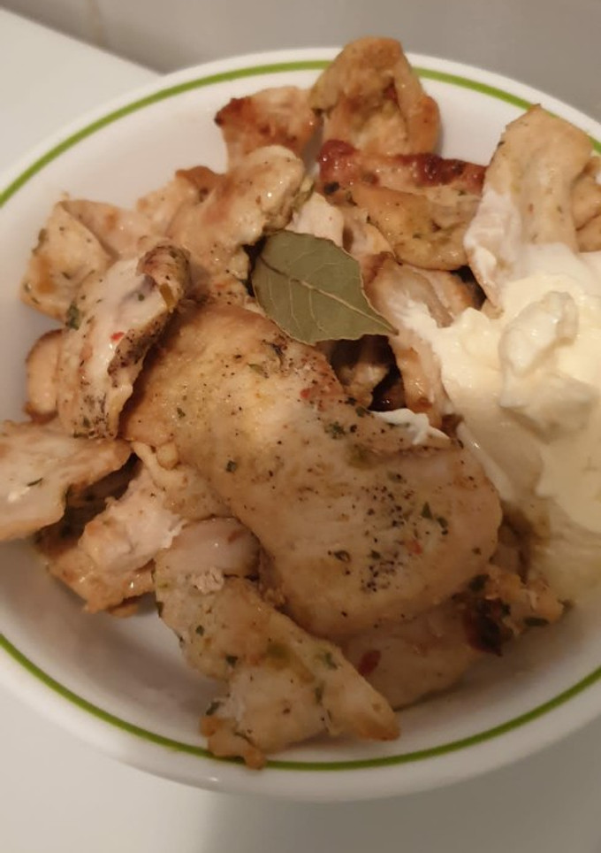 Una foto de Filetes de pechuga de pollo al ajillo
