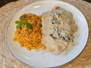 Una foto de pollo con queso amarillo