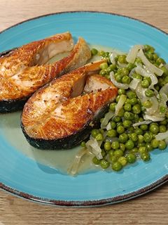 Una foto de Salmón a la plancha con guarnición de guisantes en salsa de Bavaria Blu al Jerez
