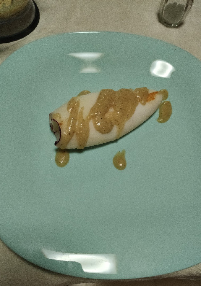 Una foto de Calamar plancha en cebolla caramelizada