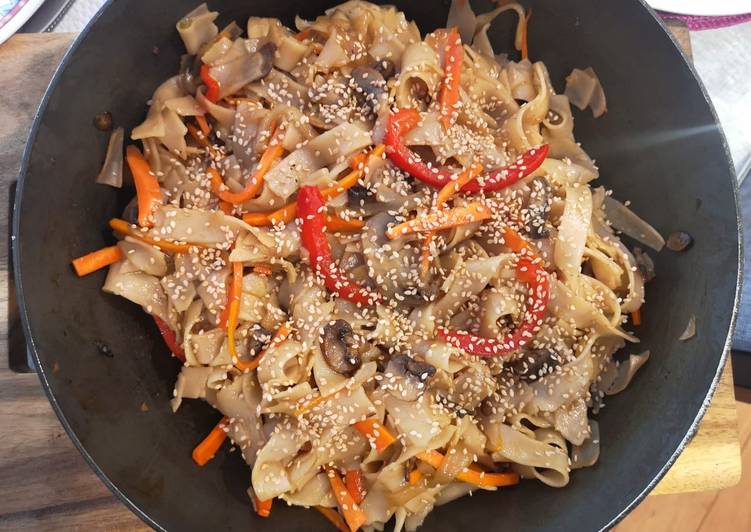 Sahofan saltado (fideos de arroz) con verduras