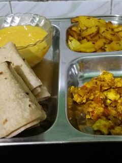 पनीर भूर्जी, रोटी, आलू भुजिया और आमरस (paneer bhurji, roti, aloo bhujiya aur aamras recipe in hindi रेसिपी मुख्य फोटो