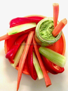 Foto di Hummus di piselli con verdure fresche