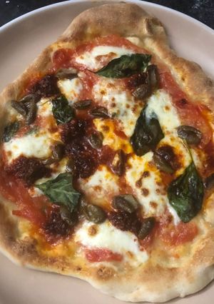 A picture of Neapolitan pizza (including the dough).