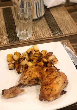 Una foto de Pata muslo 🍗 con papa 🥔 y batata 🍠
