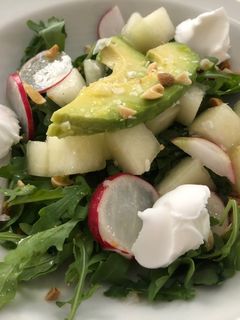 Una foto de Ensalada de melón, rúcula, rabanitos y queso crema