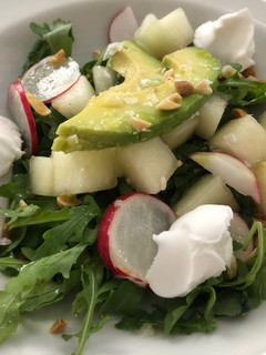 Una foto de Ensalada de melón, rúcula, rabanitos y queso crema