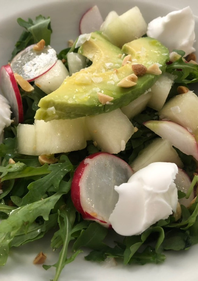 Una foto de Ensalada de melón, rúcula, rabanitos y queso crema