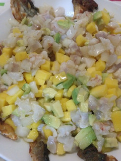Una foto de Ceviche de lubina mango aguacate y gambas
