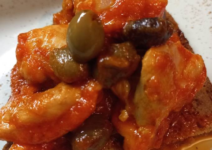 Sovracosce di pollo in salsa di pomodori