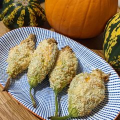 A picture of Stuffed Pumpkin flowers with ricotta.