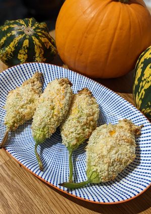 A picture of Stuffed Pumpkin flowers with ricotta.