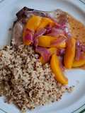 Chuleta de cerdo con durazno fresco