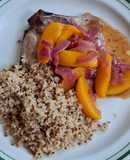 Chuleta de cerdo con durazno fresco