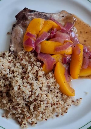 Una foto de Chuleta de cerdo con durazno fresco