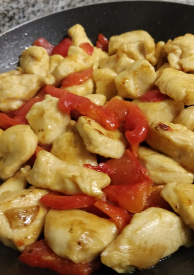 Una foto de 🍳 Sartén de pollo con piquillos