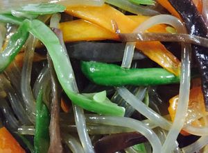 Hình của món Miến trộn chay.