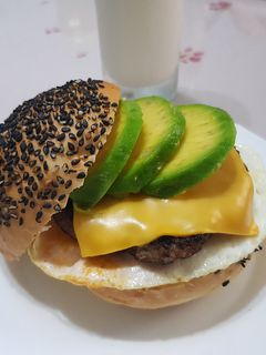 酪梨牛肉漢堡 的食譜成品照片