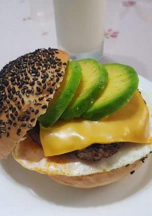 酪梨牛肉漢堡 的食譜成品照片