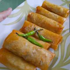 A picture of Lumpia rebung ayam.