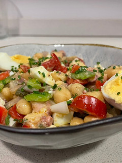 Una foto de Ensalada de garbanzos con pulpo