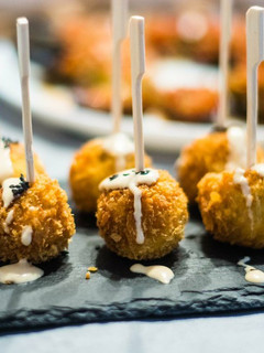 Una foto de Bolitas de pollo frito con panko y mayonesa de soja