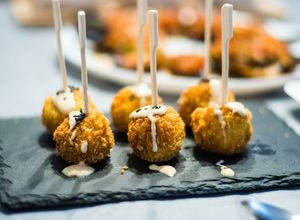 Foto principal de Bolitas de pollo frito con panko y mayonesa de soja