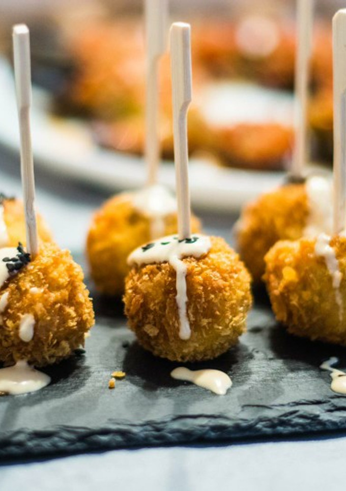 Una foto de Bolitas de pollo frito con panko y mayonesa de soja