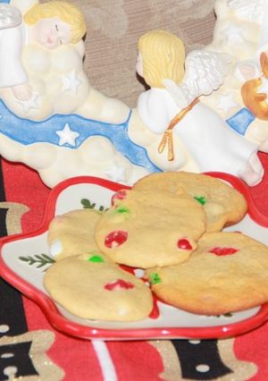 A picture of Santa’s Ugly M&M Christmas Cookies.