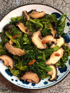 蒜茸鮮菇羽衣甘藍 的食譜成品照片