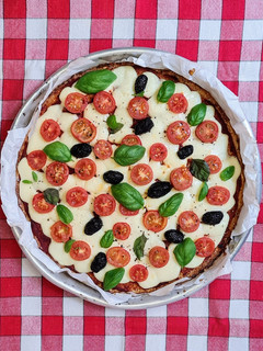 Una foto de Pizza de coliflor 🍕 Pizza low carb 🍕 Pizza trampantojo 🍕 Colipizza saludable sin harina ni fécula