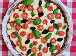 Una foto de Pizza de coliflor 🍕 Pizza low carb 🍕 Pizza trampantojo 🍕 Colipizza saludable sin harina ni fécula